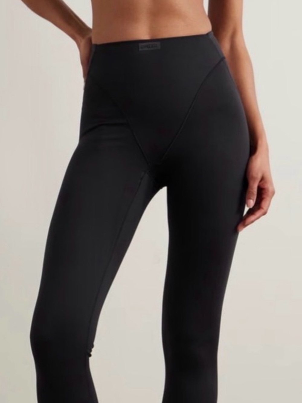 SKIMS V-Panel Leggings – Obsidian – Size Medium